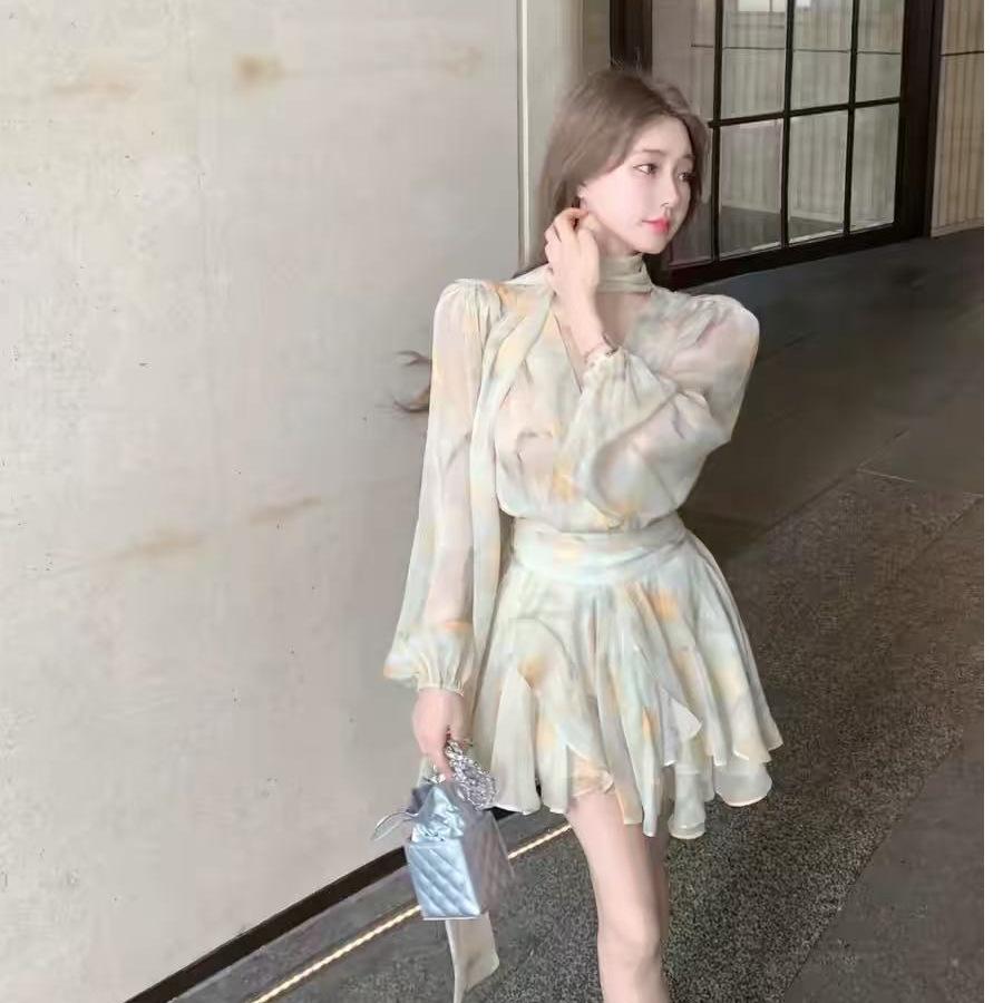 Large size fat mm French floral v-neck long-sleeved dress women's autumn and winter gentle design waist a-word short skirt