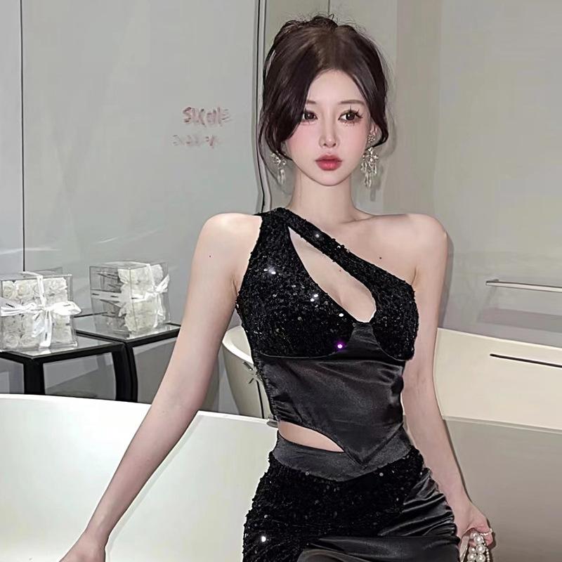 

Женский комплект из атласного блестящего топа с подтяжками и юбкой на бедрах L