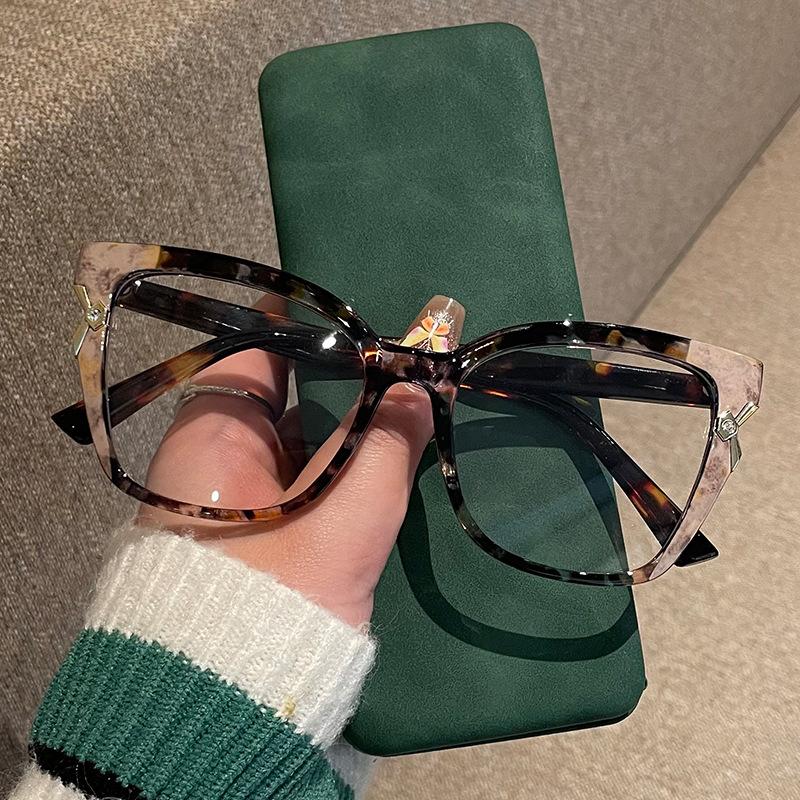 2025 New Fashionable Women's Reading Glasses Anti Blue Light Presbyopia Eyewear Large Frame High Definition Eyeglasses Okulary