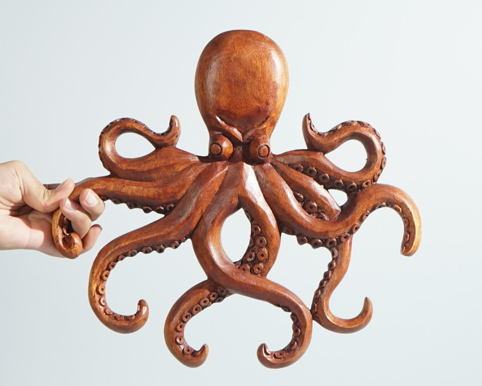 

Hand-Carved Wooden Octopus Wall Decor – Nautical Marine-Themed Hanging Art Statue 11.5 x 10.2 x 0.7 коричневий