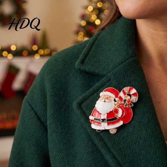 Sparkling Holiday Brooches Christmas Enamel Brooch Pin Santa Snowman Gingerbread Tree Wreath Stocking Pins Bell Jewelry Accessories for Coats
