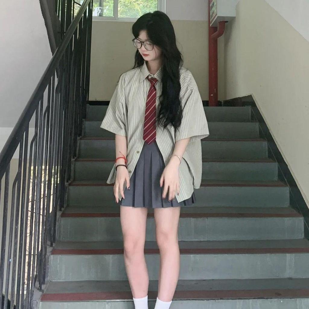 Conjunto de Duas Peças Feminino Estilo College Primavera: Camisa de Manga Curta Listrada e Saia Plissada Cinza