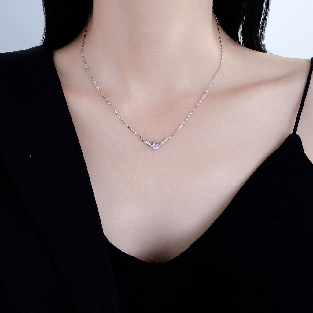 925 Silver V-formad Kärlekshalsband, High-End Hjärtformad Hänge, Nisch Utsökt Persikohjärta Nyckelbenskedja.