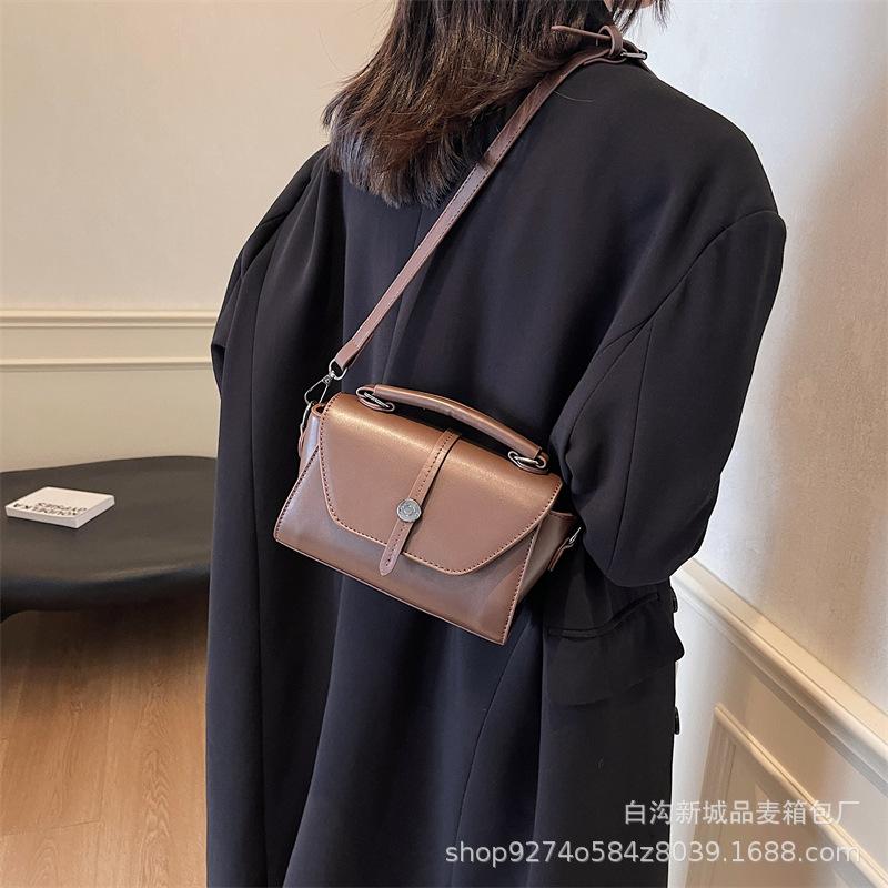 High-end fashion handbag women's 2025 new versatile retro small square bag niche design shoulder armpit bag