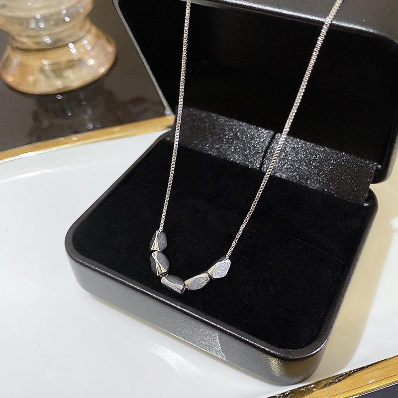 Hochwertige vielseitige koreanische Silber-Titan-Halskette mit Perlen-Schmetterlingsanhänger für Damen