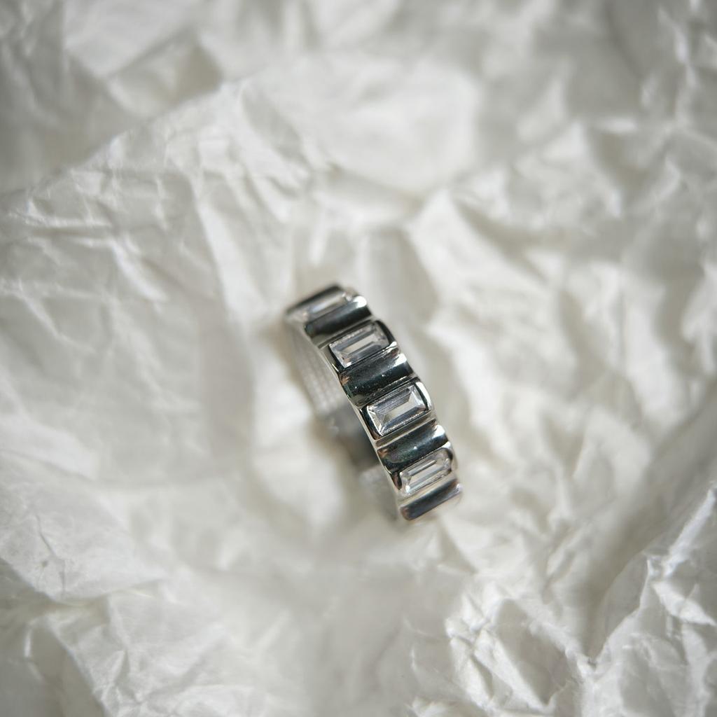 Серебряное кольцо с фианитами, вес изделия 2,13 гр (2209348)
