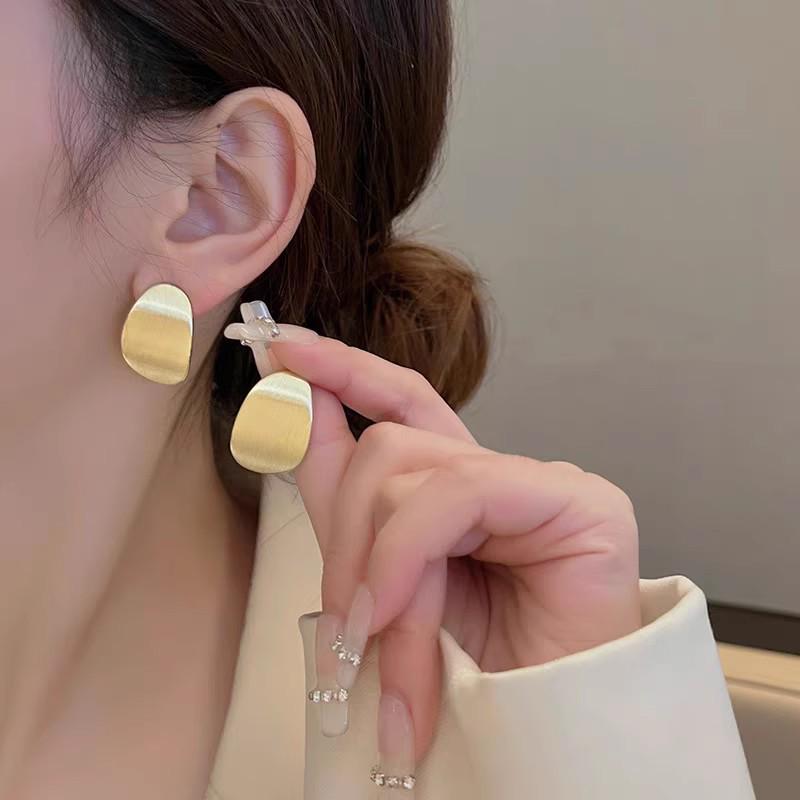 Chic Irregular Metal Circle Earrings for Women – Luxe, Unique Design, Trendsetter Style, Bold Hoop.