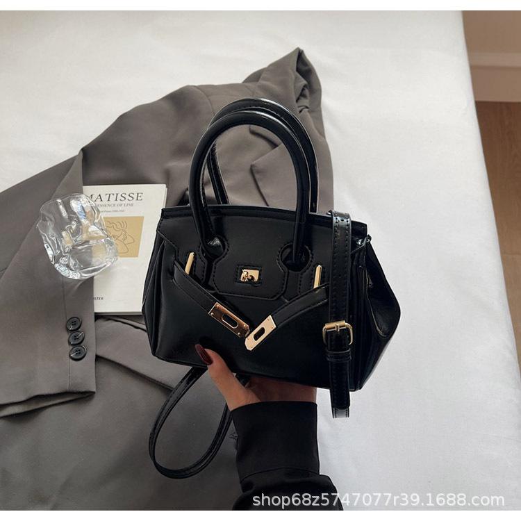 

Premium retro celebrity handbag 2025 niche new spring and summer versatile fashion messenger bag portable platinum bag чорний