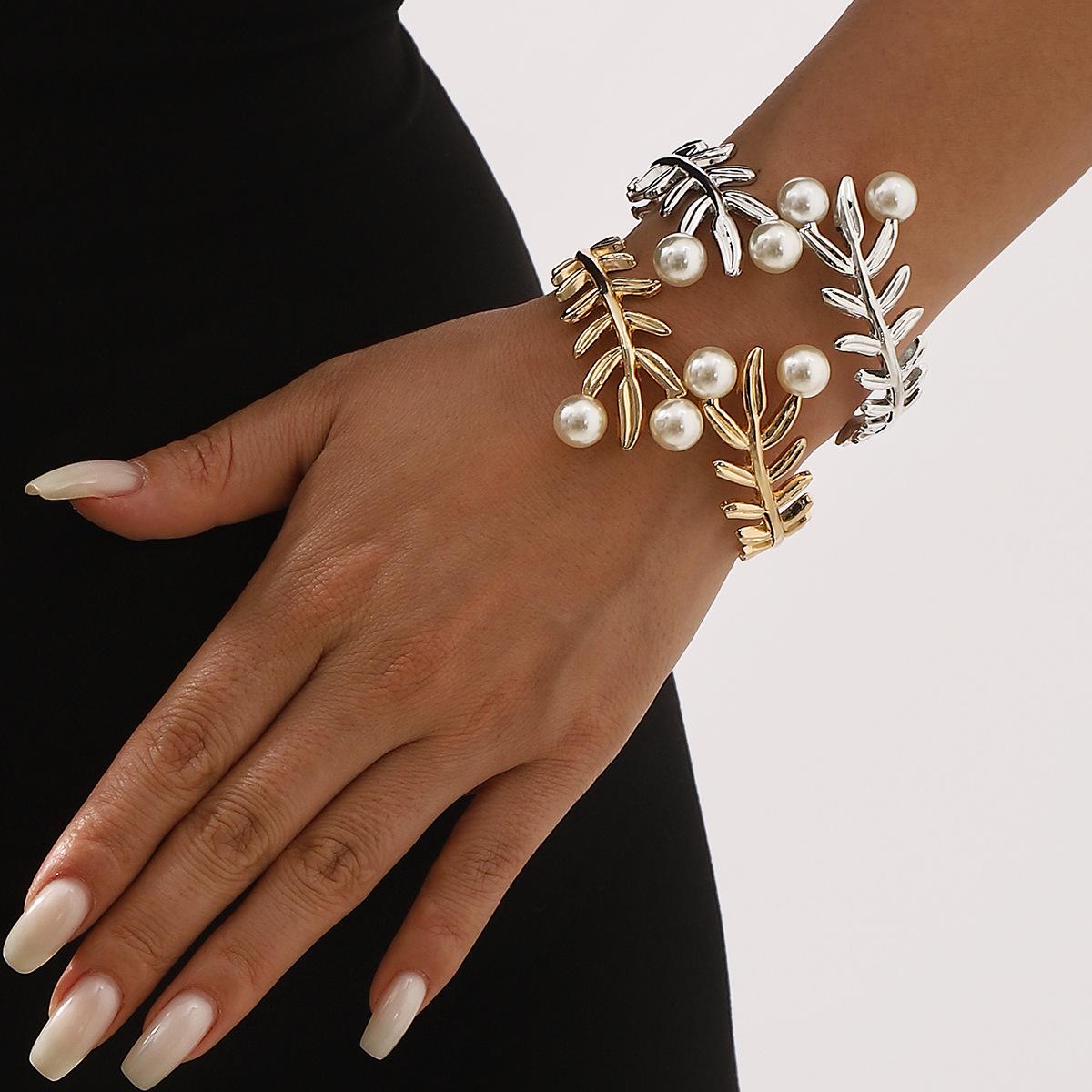 

B3133 Vintage Baroque Pearl Leaf Couple Bangle