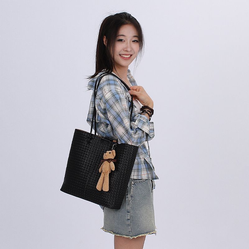 

Bag Women 2025 New Shoulder Bag Versitile Fashion Western Style Embossed Commuter Bag Large Capacity Simple Women s Bag Black [send puppet bear + gift bag]]