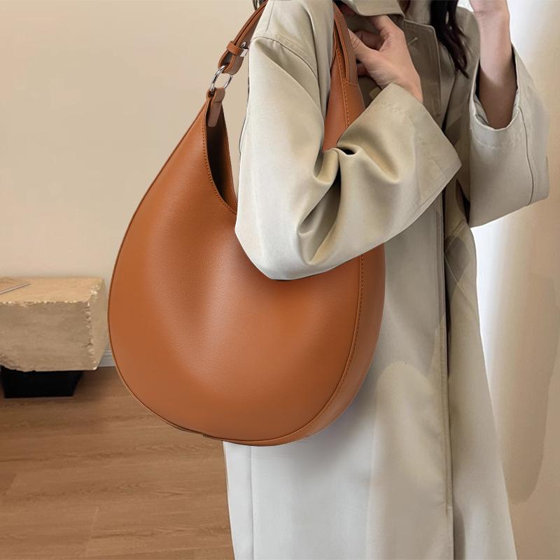 Small C Underarm Bag Fashionable and Versatile Half moon Bag French Niche Shoulder Bag Women