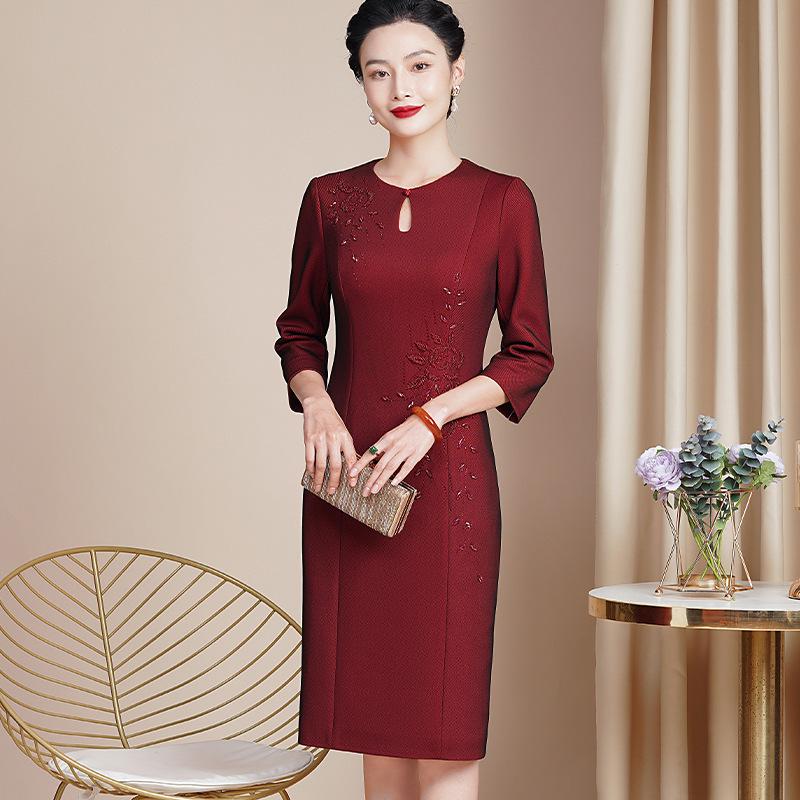 

L1018 Spring Wedding Banquet Wine Red Qipao: High-End, Elegant, Mother s Slimming Dress with Three-Quarter Sleeves. L