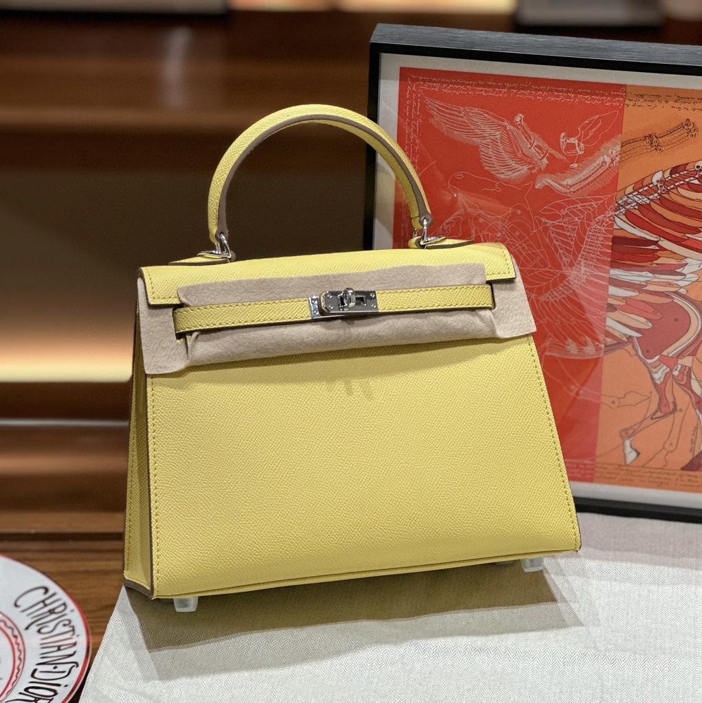 Dies ist eine hochwertige, maßgefertigte Tasche aus Epsom-Leder für Damen. Es eine Umhängetasche mit großem Fassungsvermögen aus Rindsleder