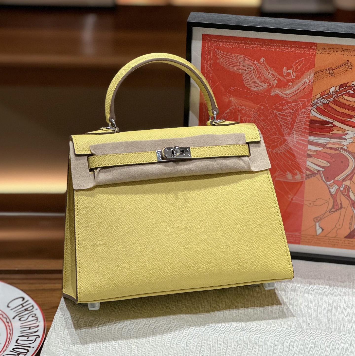 

Это высококачественная сумка из кожи Epsom, изготовленная на заказ для женщин.. Это вместительная сумка-кроссбоди на одно плечо для поездок на работу, изготовленная из коровьей кожи. 25x10x19cm