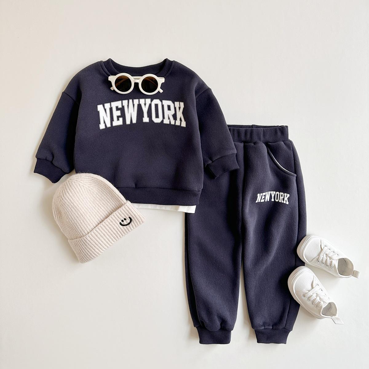 

Baby Boys Two-Piece Set: Letter Print Fleece Hoodie & Sports Pants for Autumn/Winter 9-12 Months темно-синього кольору