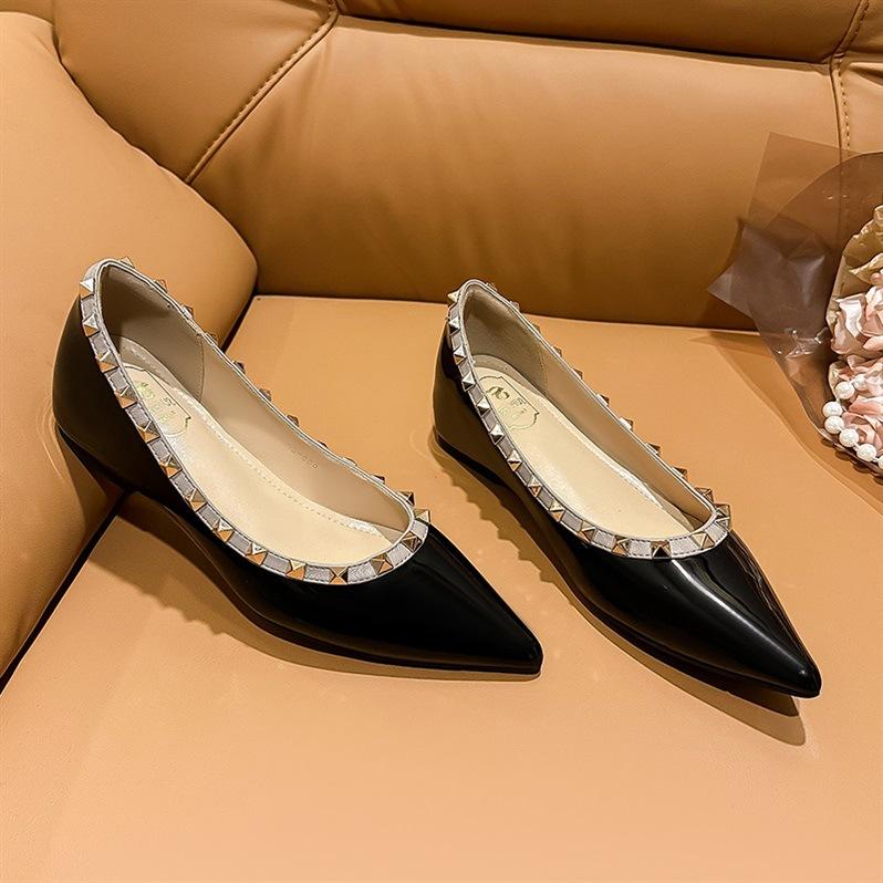 2025 new thick heel rivet nude high heels women's pointed head light mouth patent leather soft sole willow Ding Internet celebrity thick heel shoes
