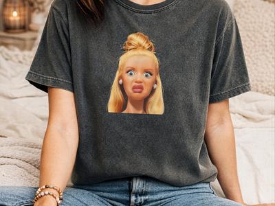 Schockierte Puppe Comfort Colors T-Shirt, Angeekelte Puppe Lustiges Ironisches T-Shirt, Durchgedrehte Unangemessene T-Shirts, Damen Angeekelter Blick Meme T-Shirt