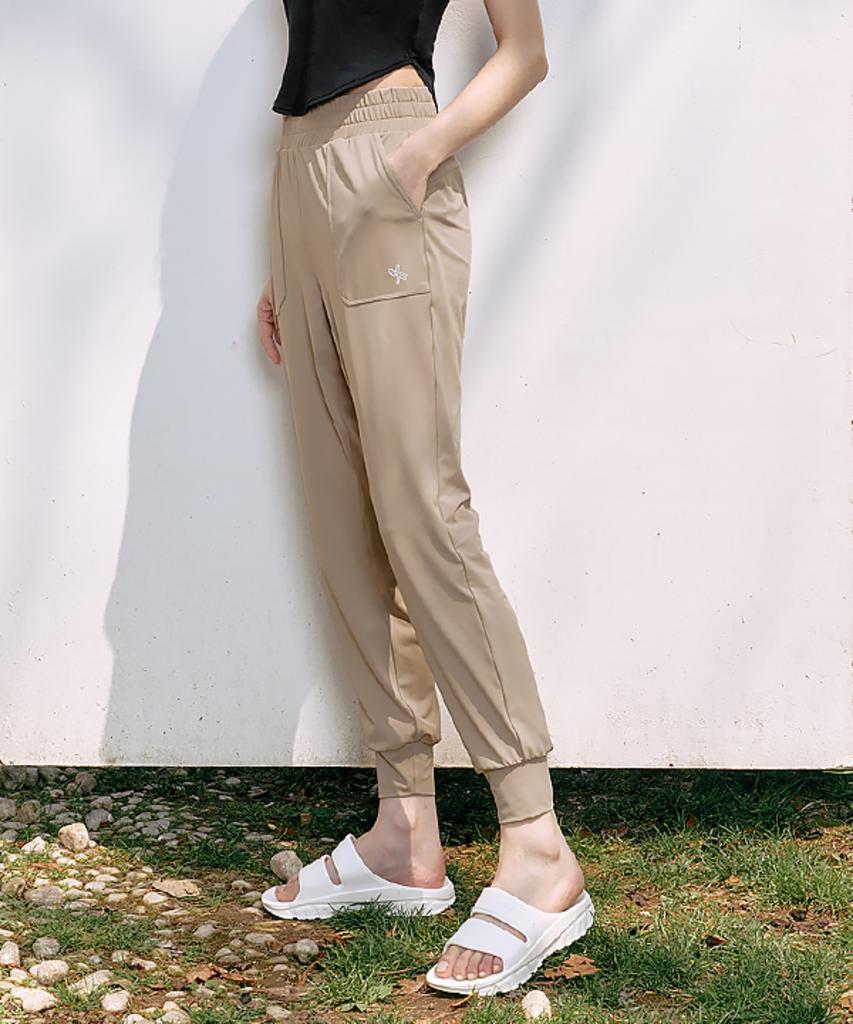 XEXYMIX Medium Feather In-Band Jogger Pants Peanut Beige