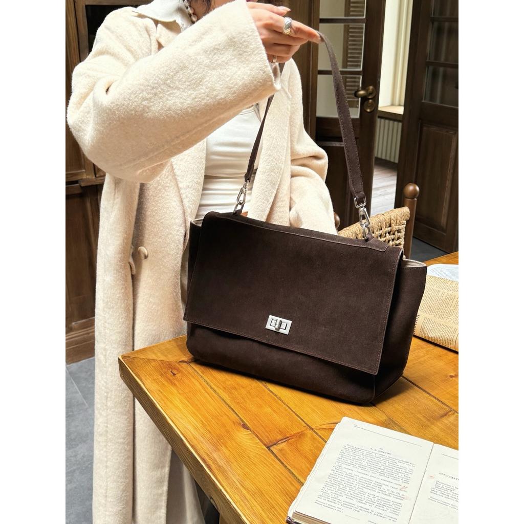 Koreanische Version der neuen matten Rindsleder-Tragetasche 2025 mit großem Fassungsvermögen, Überschlag und Schloss, Umhängetasche