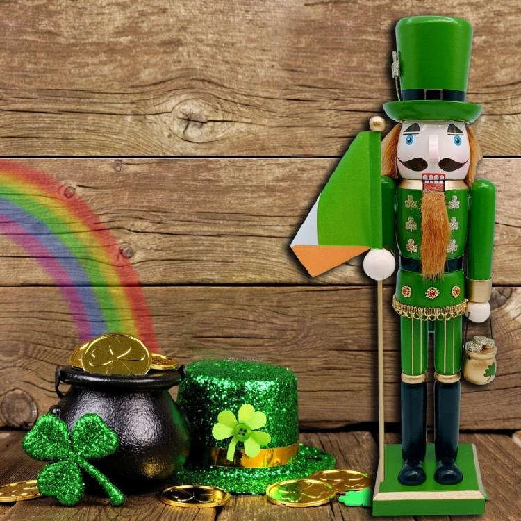 38cm Holz Grün Shamrock Nussknacker Designs Figur St. Patricks Day Figuren Irisches Festival Soldatenfigur für Sammler