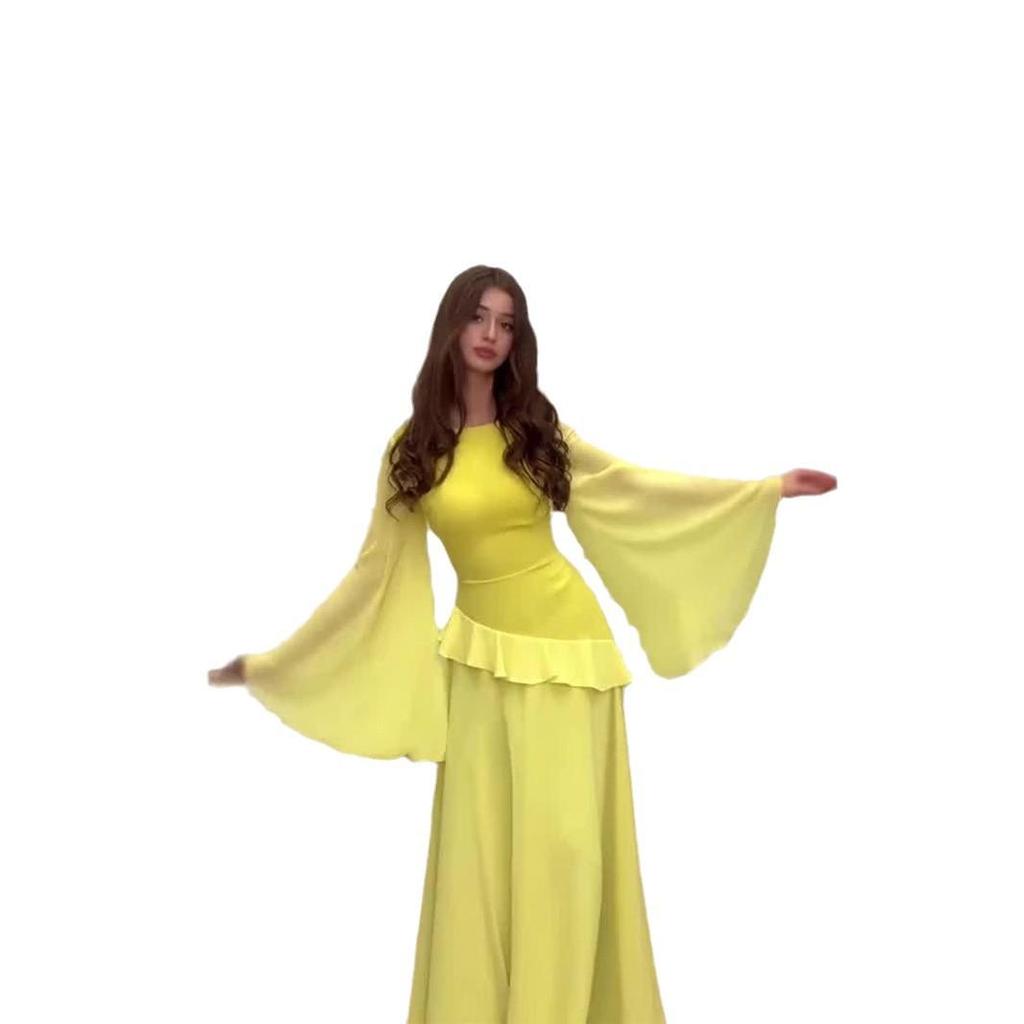 Sukienka w stylu dworskim na jesień 2024 r. z rękawami dzwonkowymi i falbanką