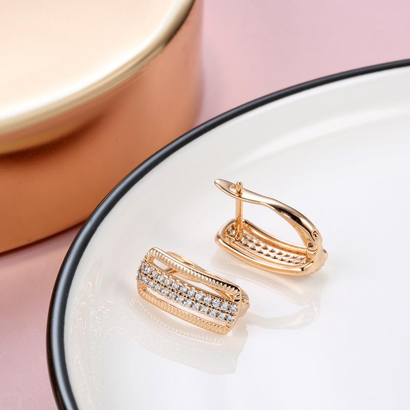 Copper-plated real gold micro-inlaid zircon earrings for women, fashionable hollow double-row diamond D-button earrings jewelry.