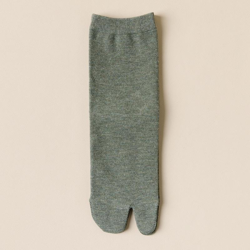 Women's Split Toe Cotton Socks, Mid-Tube, Two-Toe Design, Boneless Seams, Spring/Autumn Style, Comfortable and Pain-Free.