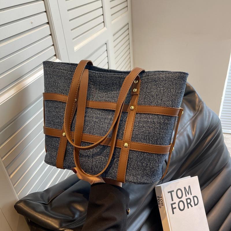 

Retro tote bag autumn new women s bag large capacity fashion handbag denim rivet shoulder bag темно-синього кольору