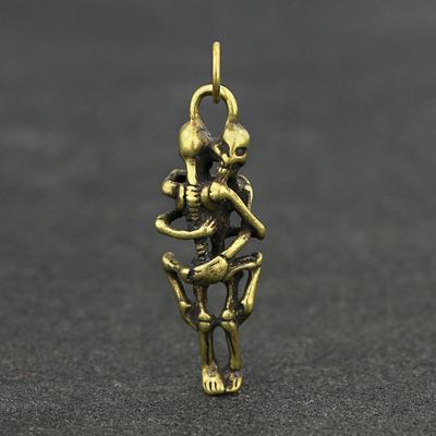 Handmade Pure Brass Skeleton Skull Lover Punk Key Chain Vintage Copper Mini Hug Statue Keychain Pendant Ornament Funny Toy Gifts
