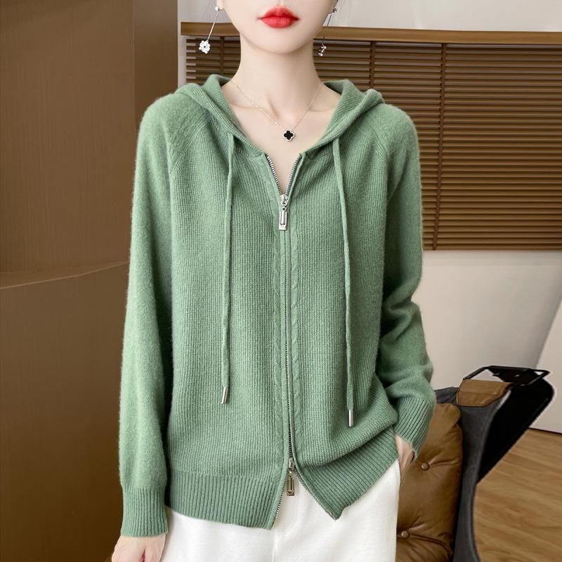 Dámský vlněný svetr podzim 2025 - Jednobarevný, na zip, s kapucí, přiléhavý pletený oděv.