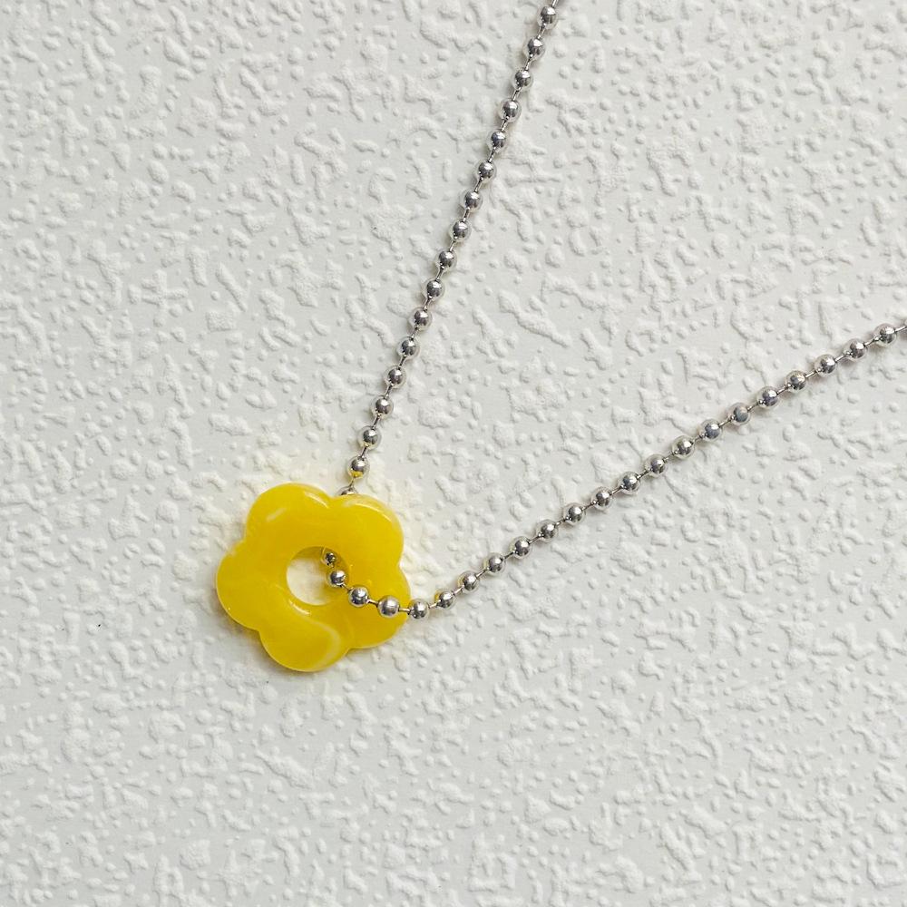

Stunning Resin Floral Necklace For Women With A Chic And Simple Design In Colors Multiple Yellow