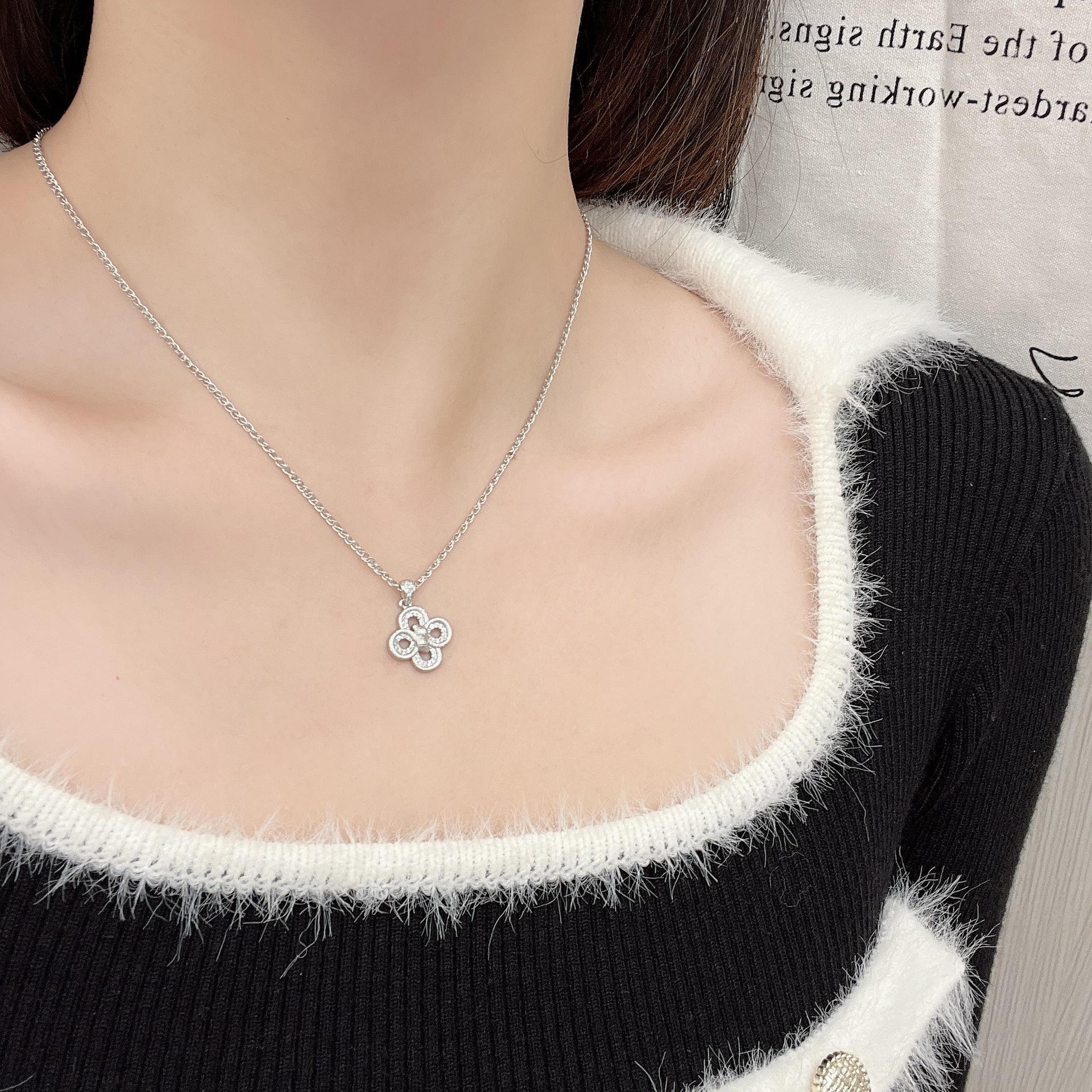 

2024 Golden Double Snake Four-Leaf Flower Necklace - Exquisite Light Luxury Design N1451 срібний