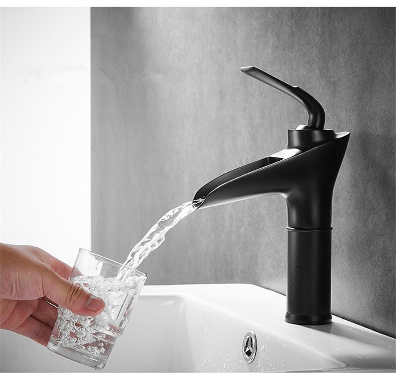 Gebürsteter Gold-Badezimmerhahn Messing-Waschbeckenhahn Spülbeckenhahn Kalt- & Heißwassermischer Spülbeckenhahn Auf der Oberfläche montiert Lavotory Wasserhahn