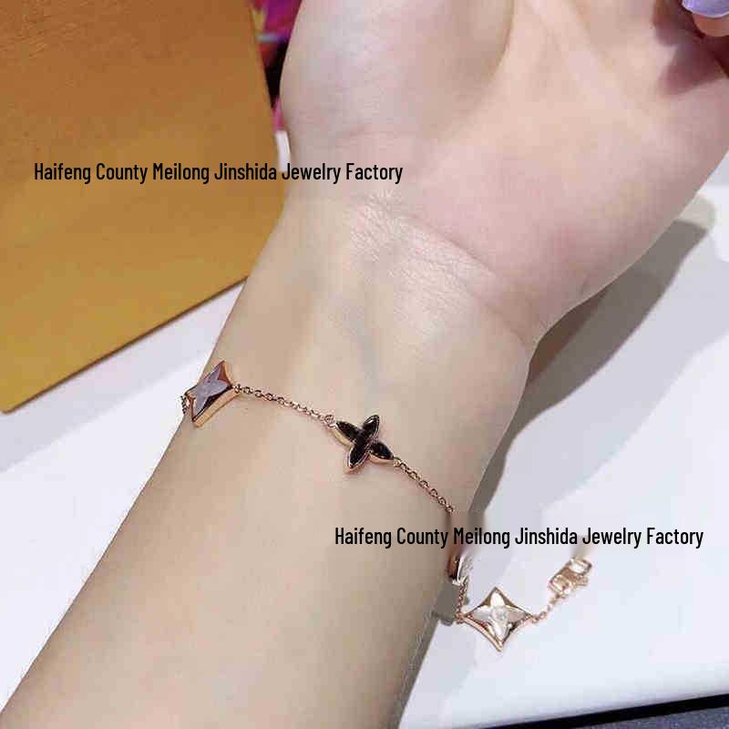 Donkey's Diamond Four-Leaf Clover Bracelet: Women's Elegant Round Five-Flower Design with White Mother-of-Pearl & Pink Shell.