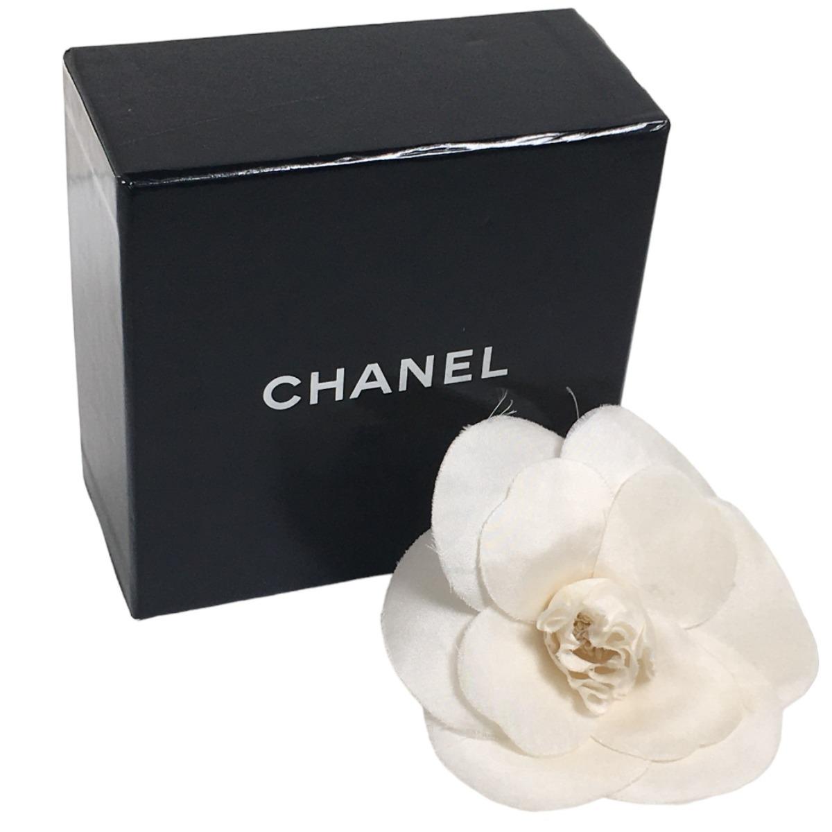 

CHANEL With Box corsage Brooch white Women Used