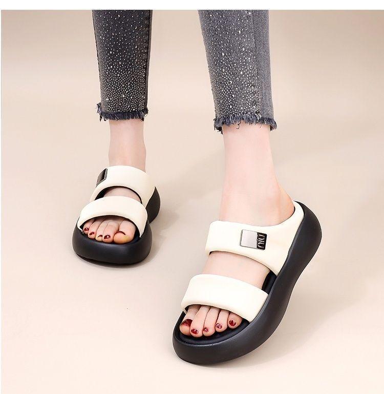 

Summer new thick-soled slippers for women s summer outer wear, high-end sense versatile metal word soft bottom beach 40