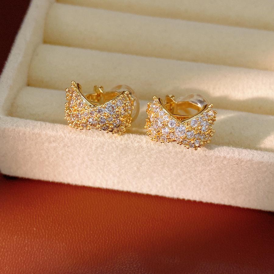 Gold-Plated Zirconia Bow Ear Cuff for Non-Pierced Ears - Elegant and Simple Retro Earrings