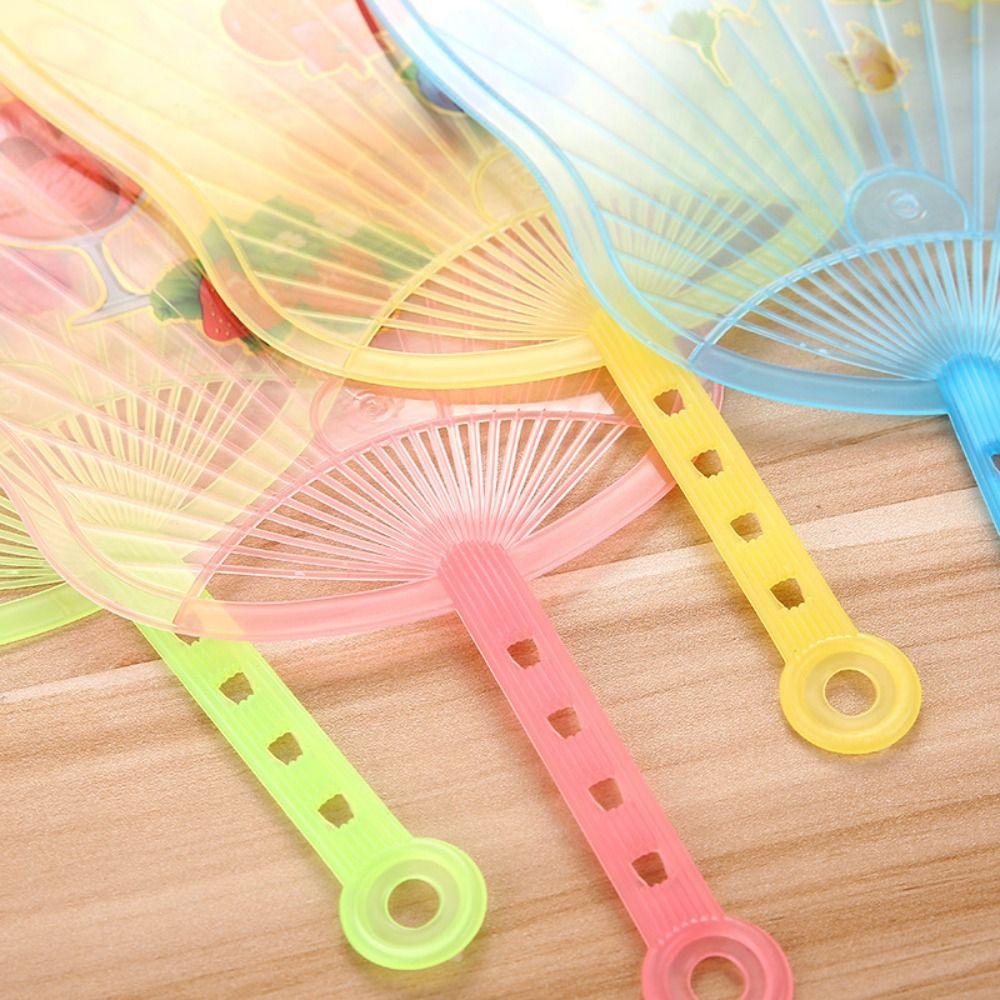 Ventilador infantil de moda con diseño de dibujos animados, ventilador de mano de plástico ligero con estampado, regalo perfecto para el verano.