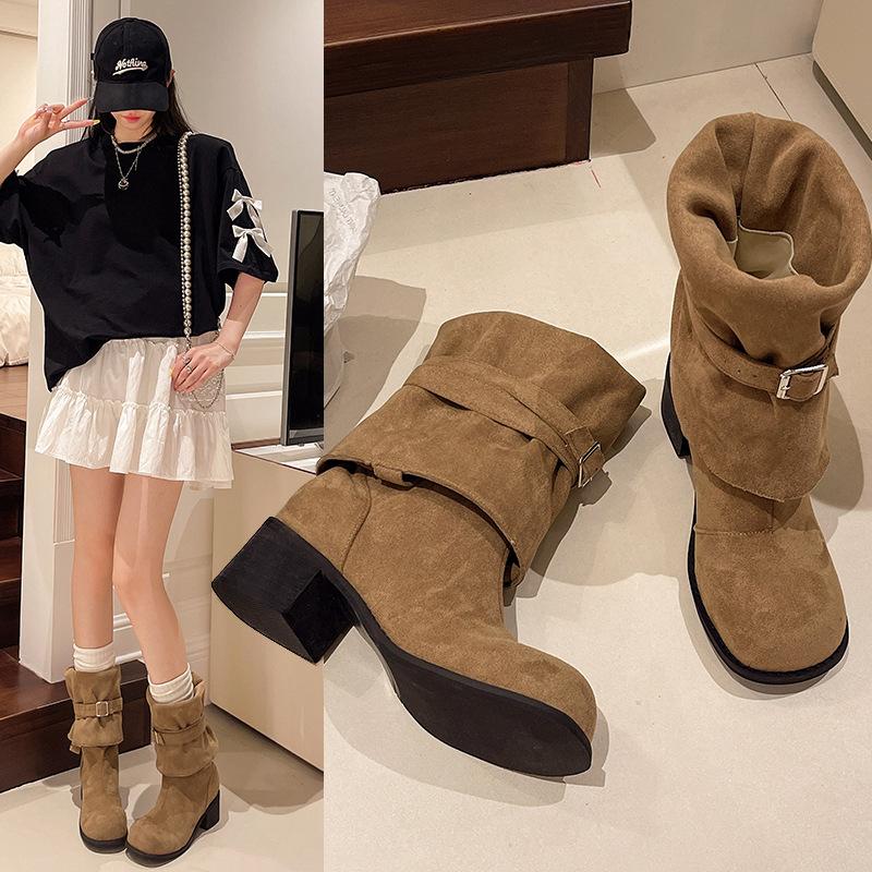 Women's boots are thick and high, and the new western cowboy boots in autumn and winter are piled up with thin long knight boots.