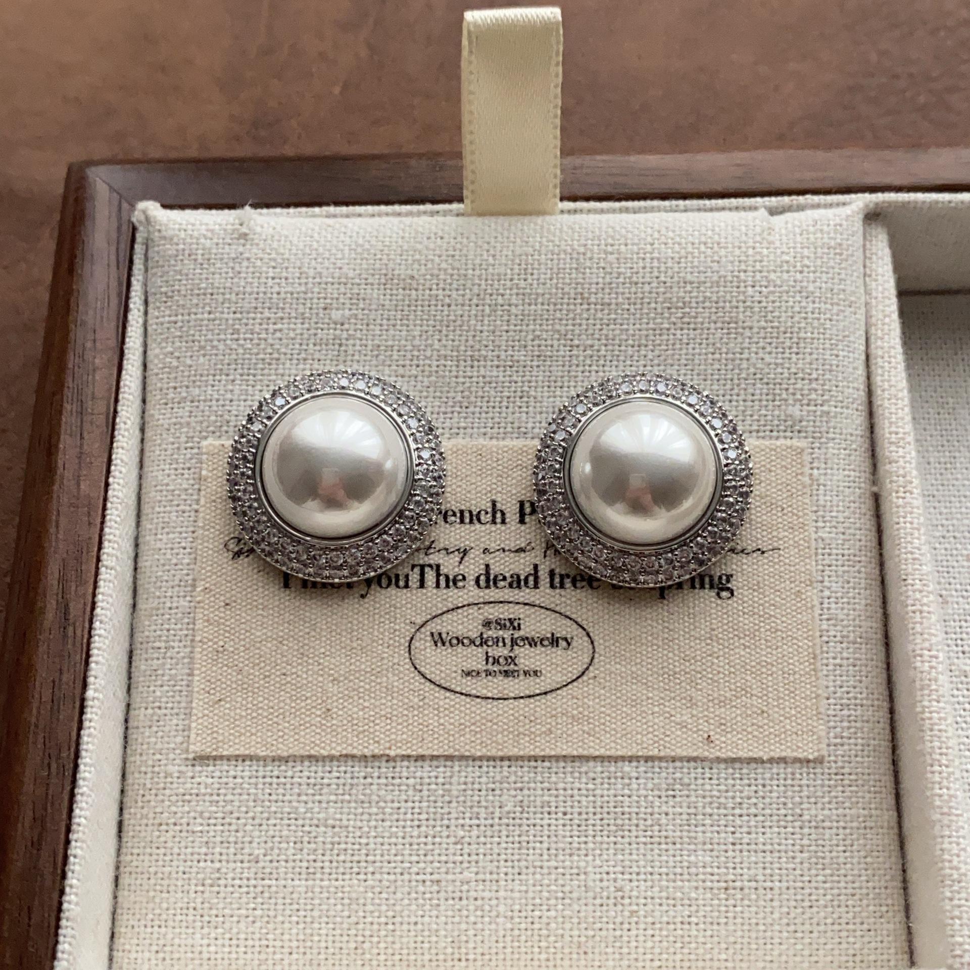 

Fashion Treasure Bright Diamond Earrings Gorgeous Court Atmosphere Earrings Niche Light Luxury High-end Retro Exquisite Earrings