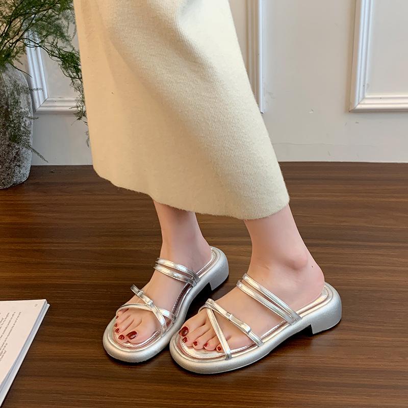 Slippers women s summer outer wear new summer beautiful fashion seaside thick-bottomed cool slippers 40 серебряный 2880₽