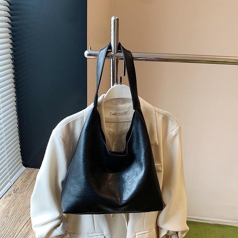 

Premium texture large-capacity bag women s 2025 autumn and winter new Maillard relaxation casual shoulder tote bag