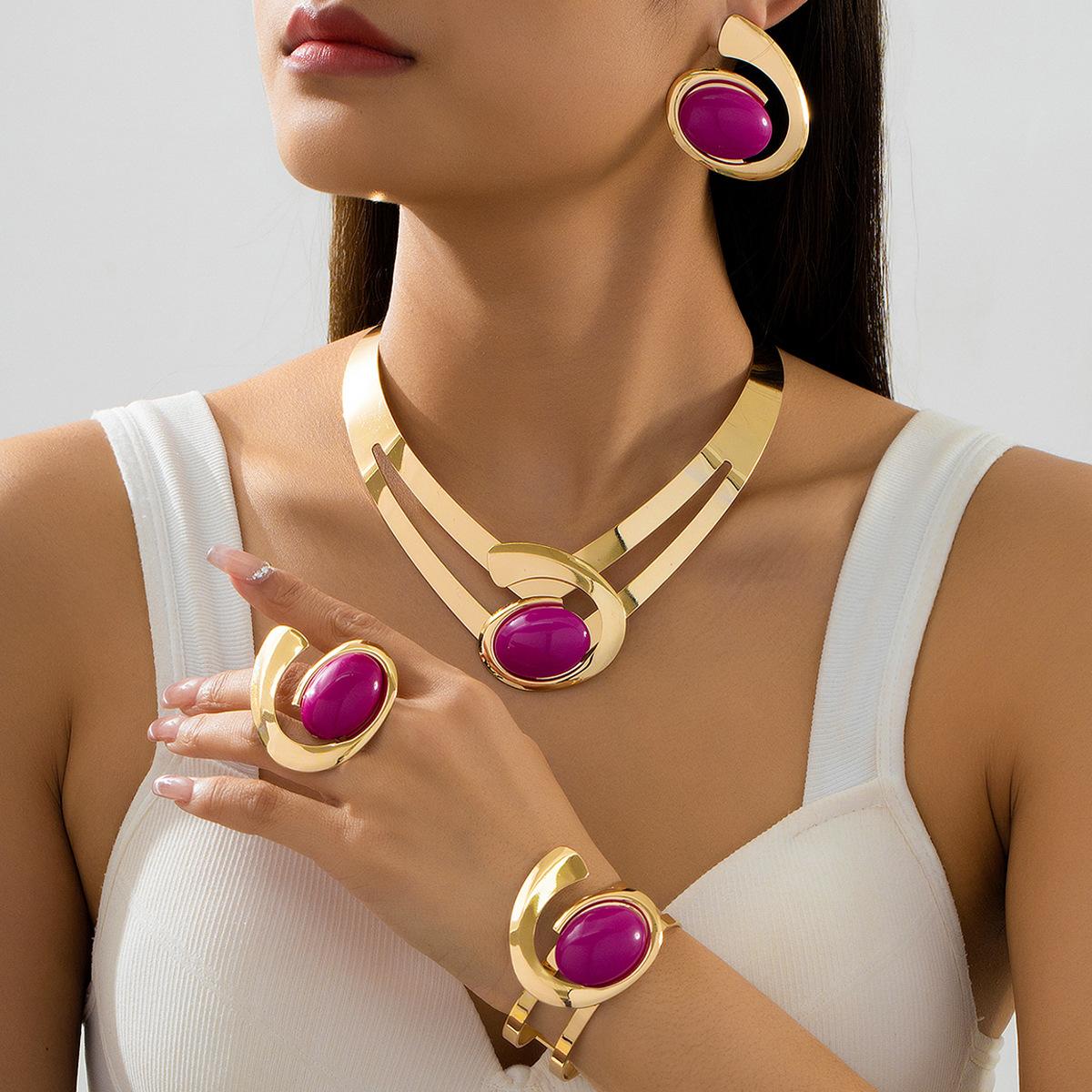 

Модные украшения для женщин золотой