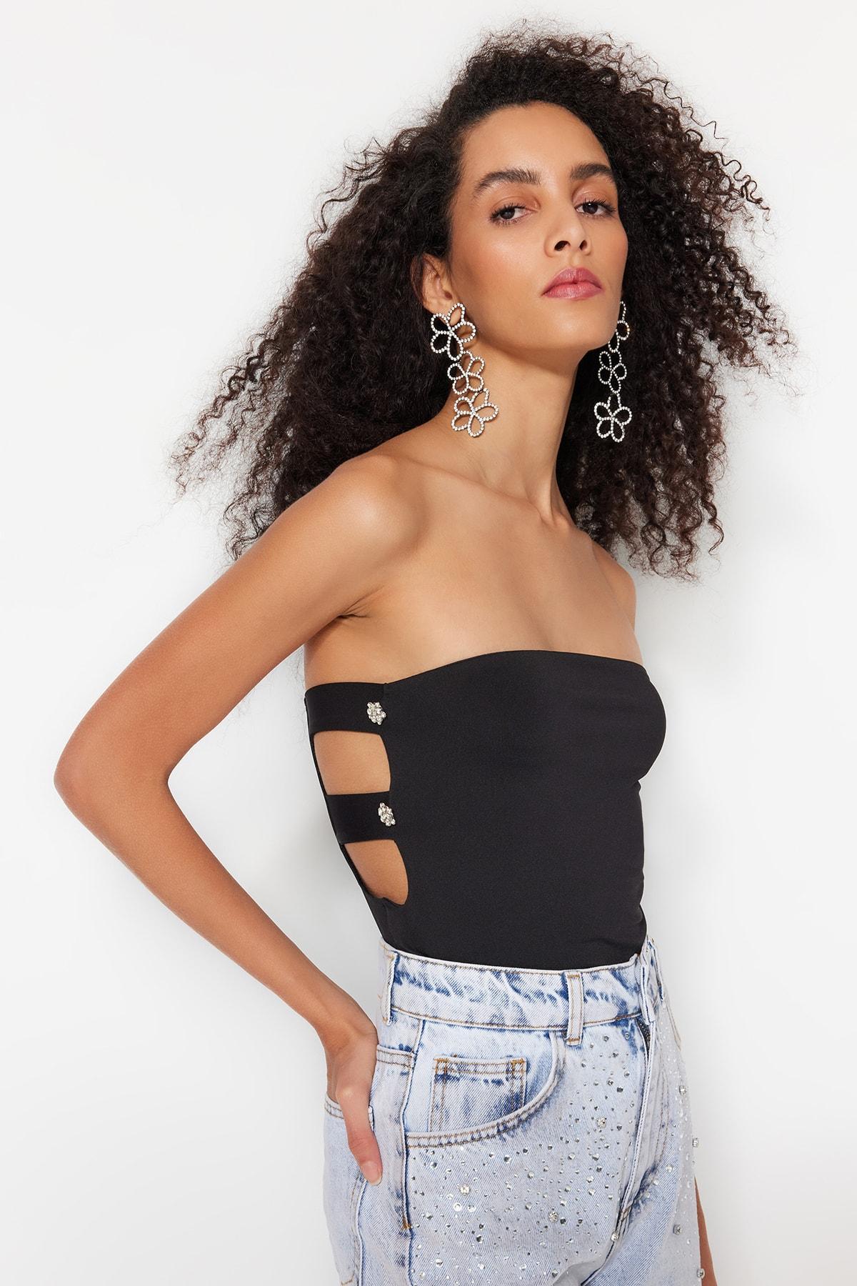 

Вязаное боди черного цвета на подкладке, кнопках и блестящих камнях TPRSS23BD00039..