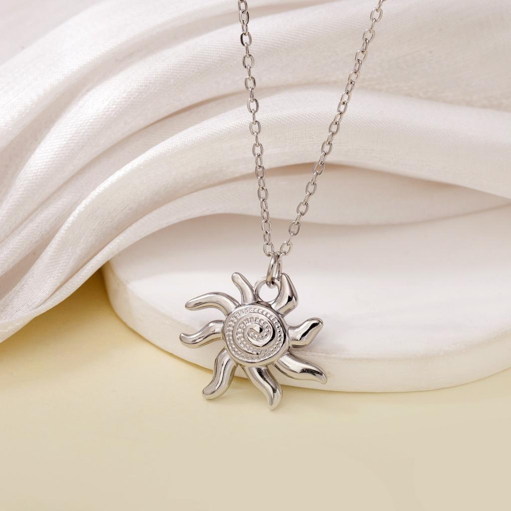 Stainless Steel Gold Color Sun Pendant Necklace Waterproof Clavicle Chain Fashion Jewelry Gift for Woman