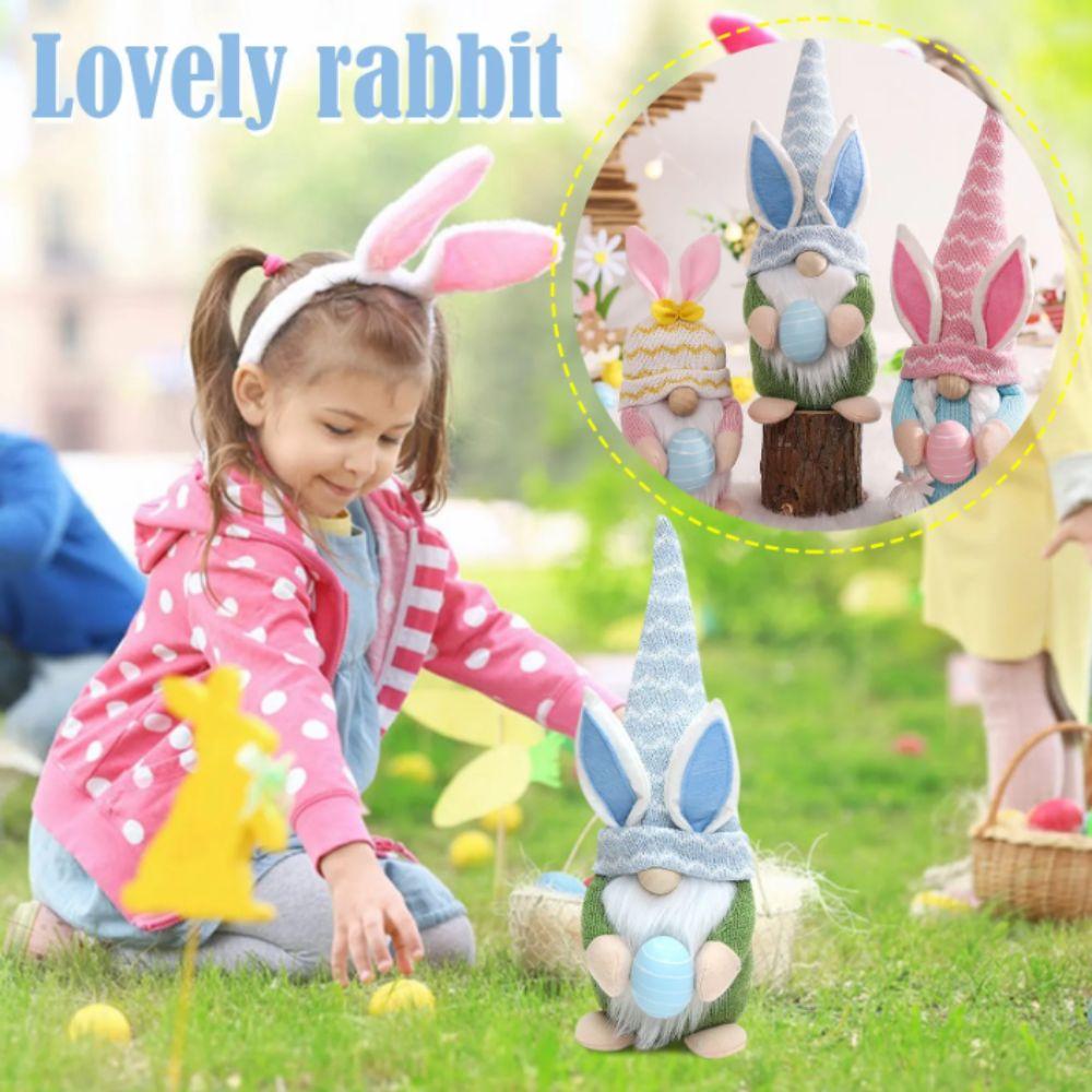 Ei haltende gesichtslose Strickpuppe Mehrfarbiges Design Ostergnom Puppe Zwerg Puppe Festliche Dekoration