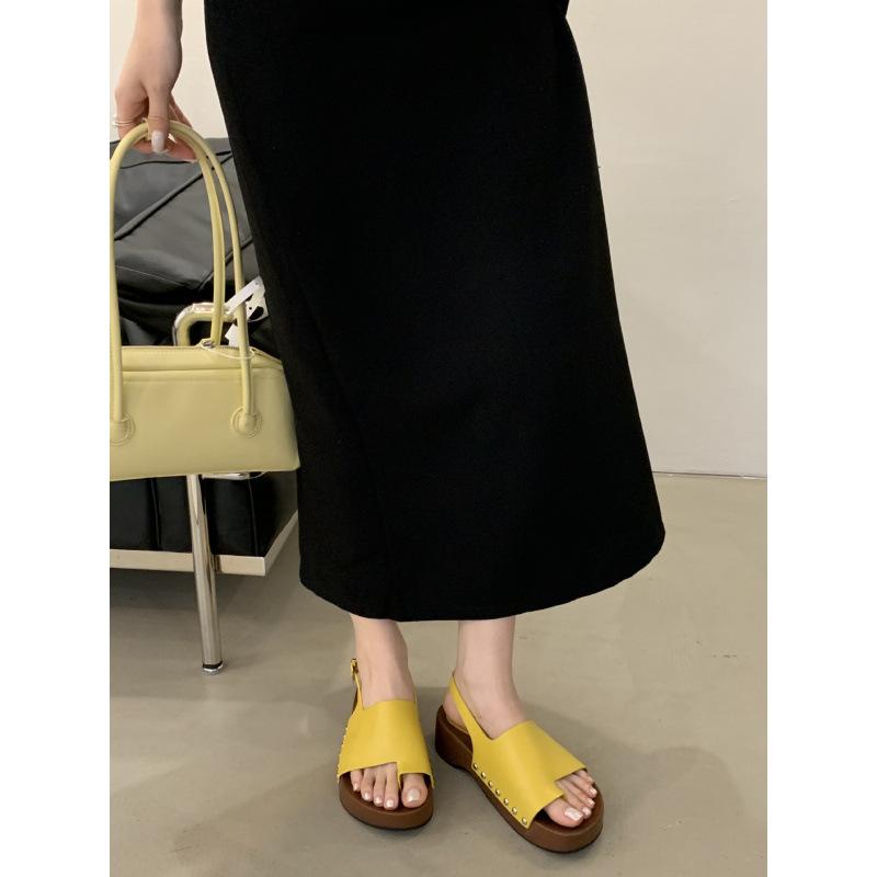 2025 new simple Korean version of the style platform sandals Roman summer wear beach word with slippers women