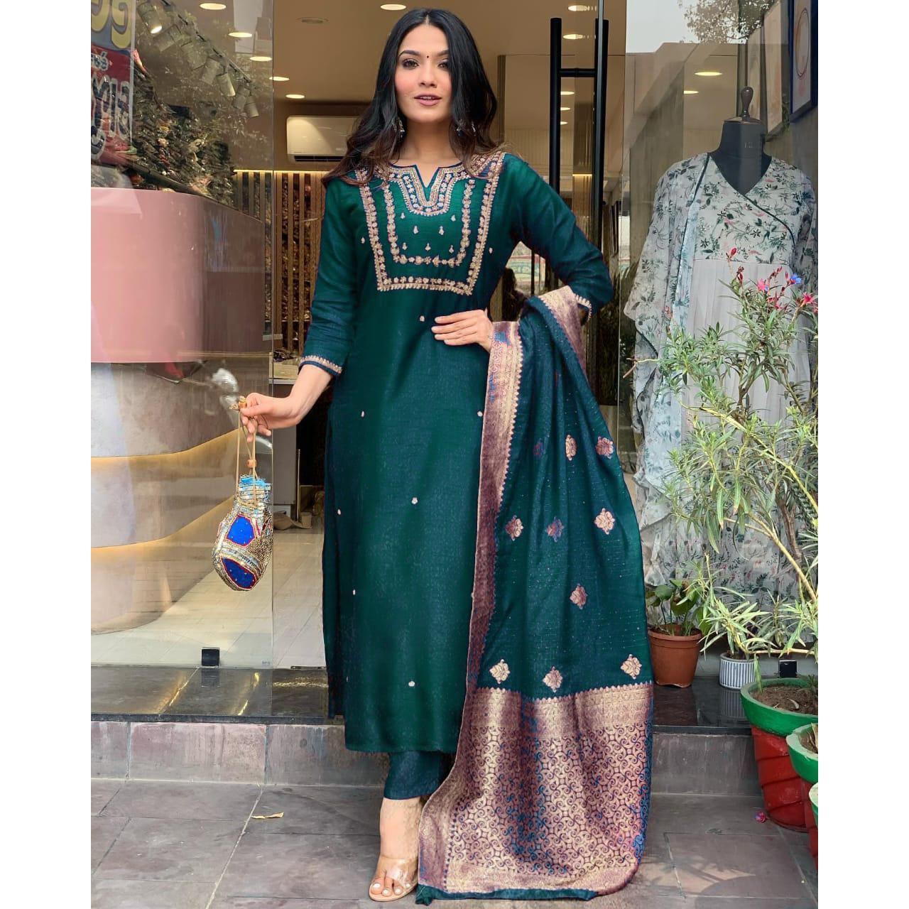 

Красивый комплект тяжелого костюма с замысловатой ручной вышивкой, плетение Zari . Сочетается с подходящими брюками и пиджаком Dupatta.