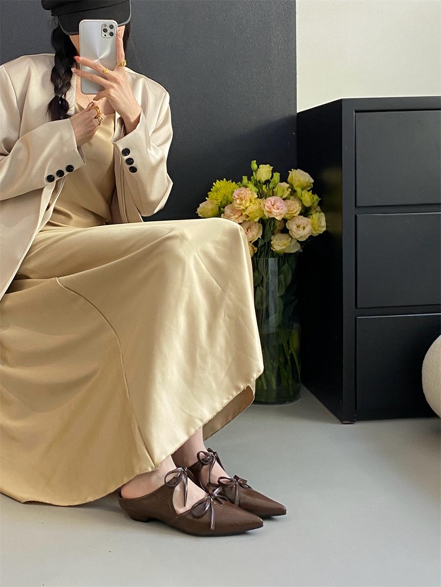 

Bow girl pointed head half slippers 2025 no rear empty bag head lazy muller shoes gentle versatile flat sandals 40 коричневий