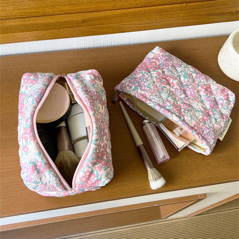 Cute Floral Quilted Makeup Bag Portable Coin Storage Travel Zipper Bag Compact Multi-Purpose Cosmetic Storage Pouch